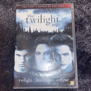 The Twilight Saga: The First 3 Movies - Säljer en DVD-box med de tre första filmerna i The Twilight Saga: Twilight, New Moon och Eclipse. Boxen innehåller tre skivor med omslag och motiv från filmerna. Perfekt för dig som gillar romantiska thrillers och vampyrer.