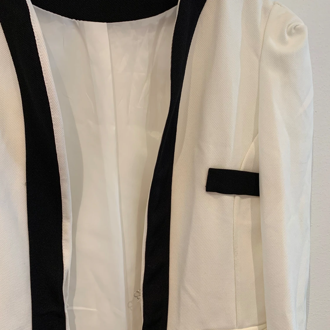 Vit kavaj med svarta detaljer - 1