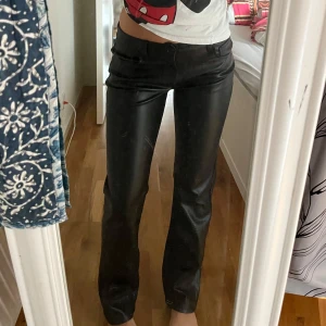 Lågmidjade skinnbyxor  - Svarta lågmidjade skinnbyxor i mycket fint skick! Har aldrig kommit till användning :) 