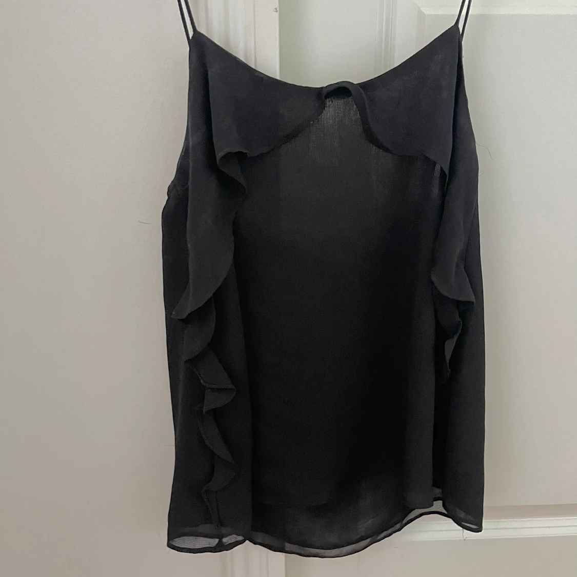 Svart volang-linnetopp från Mango - 3