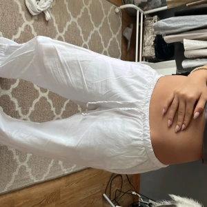 Vita linnebyxor från Gina Tricot XS - Säljer ett par fräscha vita linnebyxor från Gina Tricot i storlek XS. Byxorna har avslappnad passform, resår i midjan och snörning framtill. Perfekta för varma dagar och chill vibes. Lätta och luftiga med raka ben.
