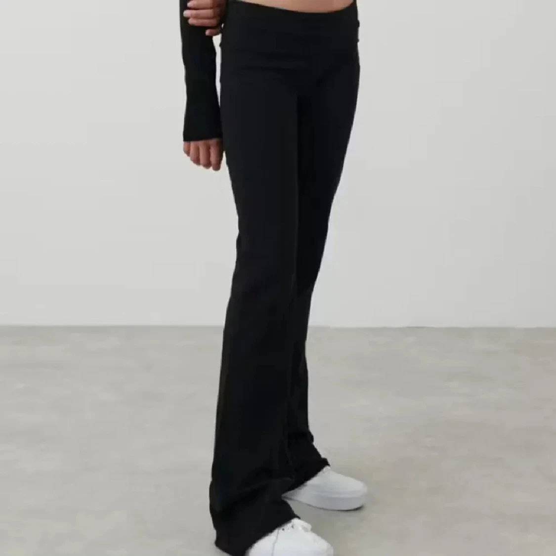 Svarta bootcut byxor med stretch