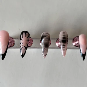 Återanvändbara  press-on naglar💞🖤 - Snygga press-on naglar i mandelform med svart och rosa design. Handgjorda av mig i strl M (se bild 4&5). Kan göra andra storlekar och designs med!🖤💗 man får såklart med 10 naglar