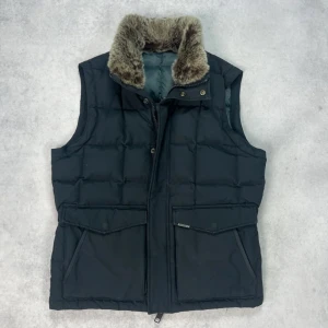 Woolrich fur collar vest - – Condition: 8/10  – Retail price: 6000 + SEK  The model is 185 cm tall