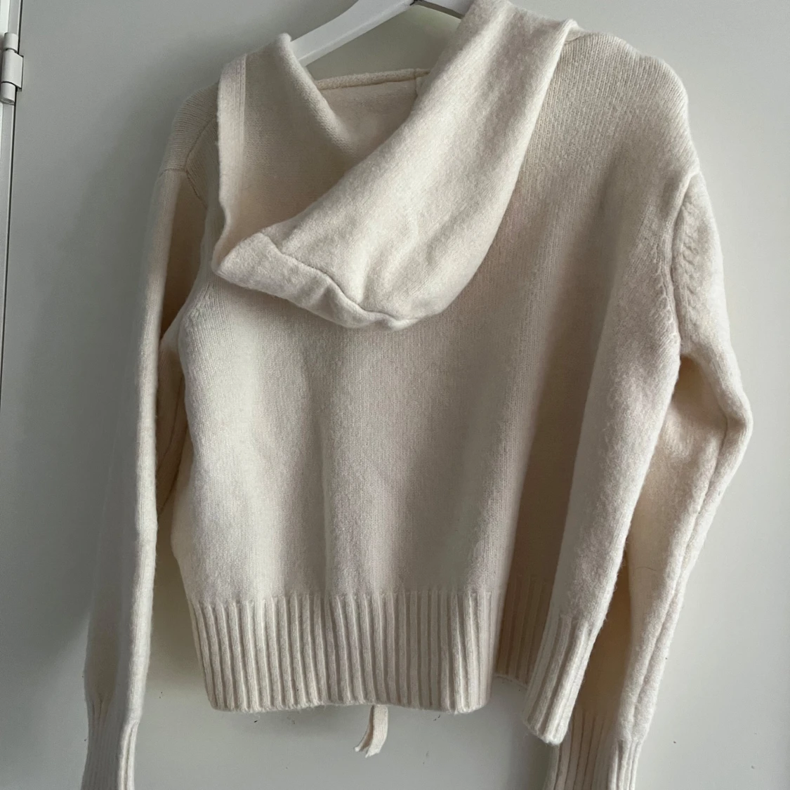 Vit stickad hoodie - 1