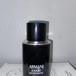 Armani Code Eau de Toilette 50ml - Hej! Säljer nu min Armani Code edt. Skulle säga att det är cirka 30-35 ml kvar men bedöm mängd själv. Kostar 1050 kr ny på kicks. Kan även sälja sampels vid intresse. Kom om du har minsta lilla fråga!
