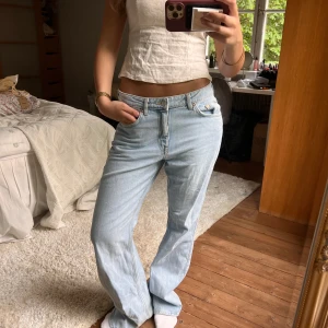 Ljusblå bootcut jeans - Säljer ett par ljusblå jeans med bootcut passform och låg midja. 