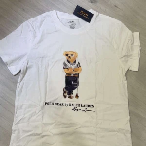 Vit Polo Bear t-shirt från Ralph Lauren - Vit t-shirt från Polo Ralph Lauren. Den är oanvänd. Storlek M