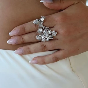 silver ring ioaku - jättefin blommig silver ring från ioaku💓ny med ask! nypris 599