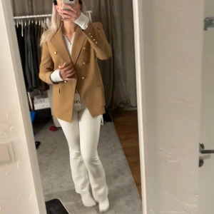 Kavaj guldknappar  - Från Zara storlek L(liten i storlek). Nypris 1149kr🩷
