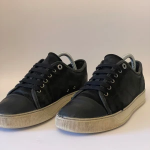 Svarta Lanvins🌧️🧥 - Säljer nu ett par Lanvins för endast 1199kr! Skorna är i 5/10 skick och inget og med kommer. Vid några frågor det är bara att kontakta!🤩🌟