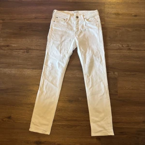 Jack & Jones jeans - Säljer ett par snygga och fräscha jeans. Färgen är vit och det finns inga fläckar eller defekter. Storleken är 28/30 och modellen är slim/glenn. Priset kan diskuteras!