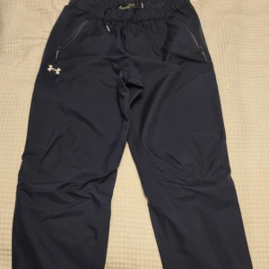 Byxor Under armour  - Byxor Under armour. Se bilder för mått. Se gärna även mina andra annonser och skapa bundles. 