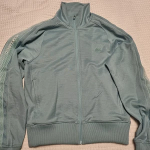 Jacka Lacoste  - Lacoste Se bilder för mått. Se gärna även mina andra annonser och skapa bundles. 