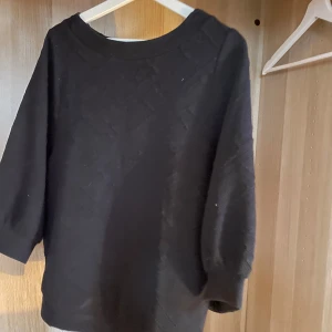 Svart tröja med ballongärmar - En svart tröja med snygga ballongärmar och rund halsringning. . Materialet känns mjukt och lite tjockare, perfekt för kyligare dagar. Passformen är normal och ärmarna är trekvarts-långa. Tröjan är unik med lite textur🤍