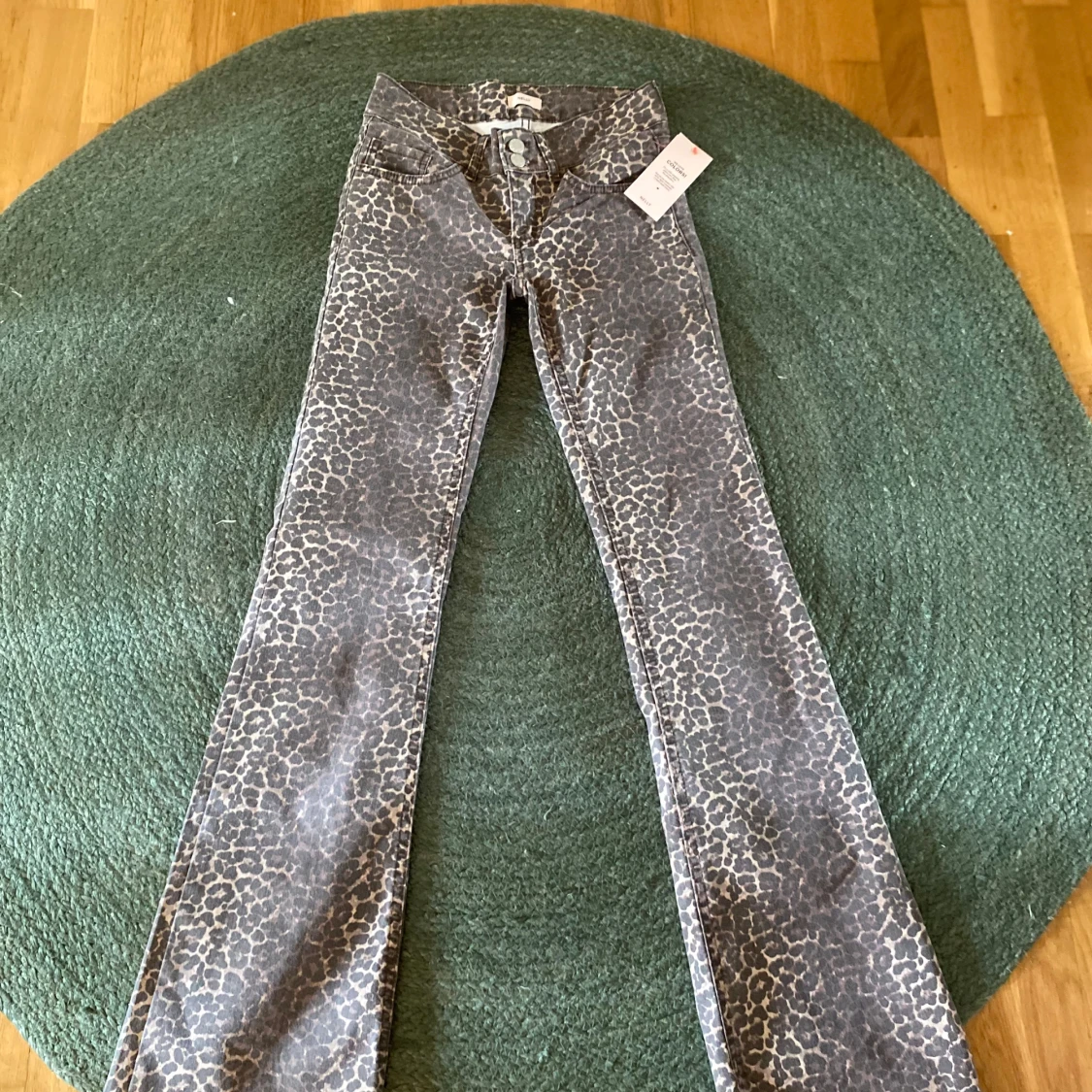 Leopardmönstrade bootcut jeans Nelly