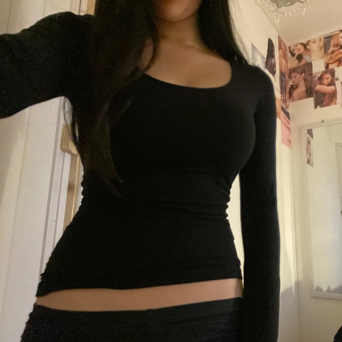 Svart långärmad topp med rund hals - 2