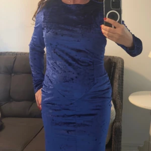 Blå sammetsklänning från NLY Trend - Snygg blå sammetsklänning från NLY Trend i storlek L. Klänningen har lång ärm, rund halsringning och en figurnära passform. Materialet är mjukt och glansigt, vilket ger en lyxig känsla. Perfekt för dig som vill sticka ut med en cool look.