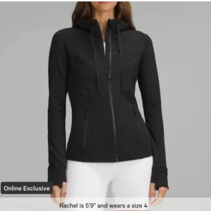 Lululemon define jacka - Svart, figursydd vindjacka från Lululemon med huva och långa ärmar. Jackan har dragkedja framtill, snörning i huvan och praktiska fickor med dragkedja. Perfekt för dig som gillar en clean och sportig look. 