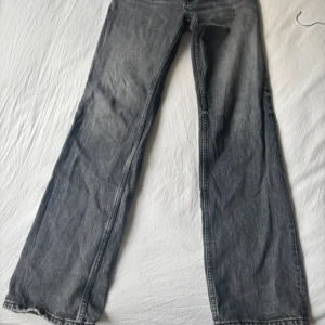 Gråa wide jeans med bootcut - Gråa jeans, lite slitna längst ner