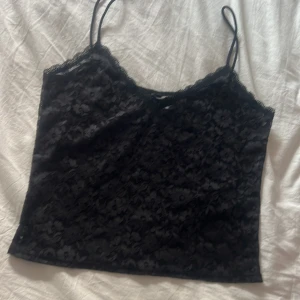 Svart spetsig linnetopp med smala band - Svart spets linne i storlek S