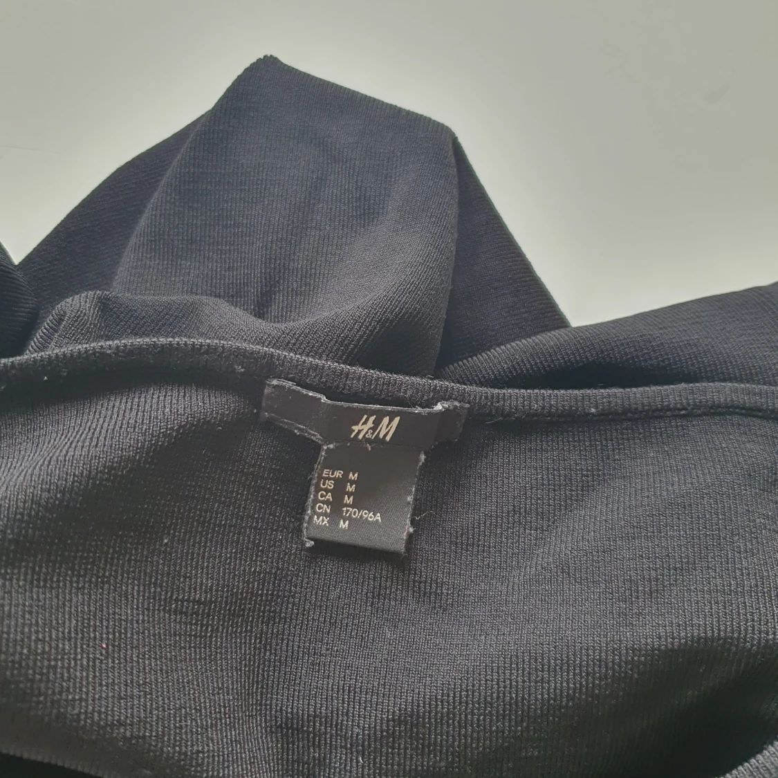 Svart långärmad ribbad topp från H&M strl M - 2