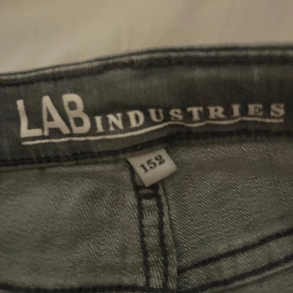 Grå jeans från LAB Industries - 4