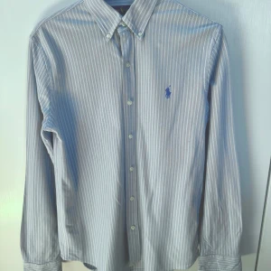 Randig Knit Oxford skjorta Ralph Lauren - Storlek M egentligen men liten i storleken så den sitter som en S. Använd men i gott skick