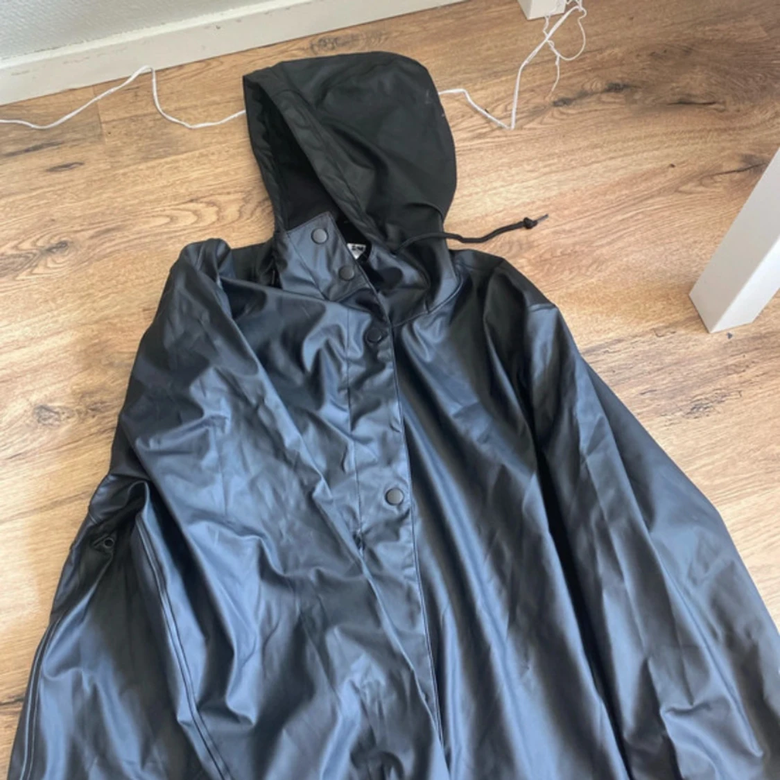 Svart regnjacka med huva - 2