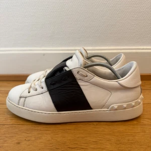 Valentino open sneakers - Säljer nu dessa fina valentino open skor | Fint skick | Storlek 39,5 | Kommer även med kvitto som intygar äktheten | Hör gärna av er vid frågor eller funderingar 