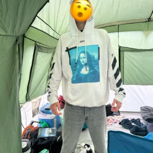 Off White x Mona Lisa hoodie! - Säljer min Off White x Mona Lisa hoodie som jag köpte nyligen. Nästan aldrig använd. Har nån små fläck men ska försöka få bort det i tvätten hemma. Funkar både för killar och tjejer. Snygg passform och fet design. Mer info i DM. PRIS KAN DISKUTERAS