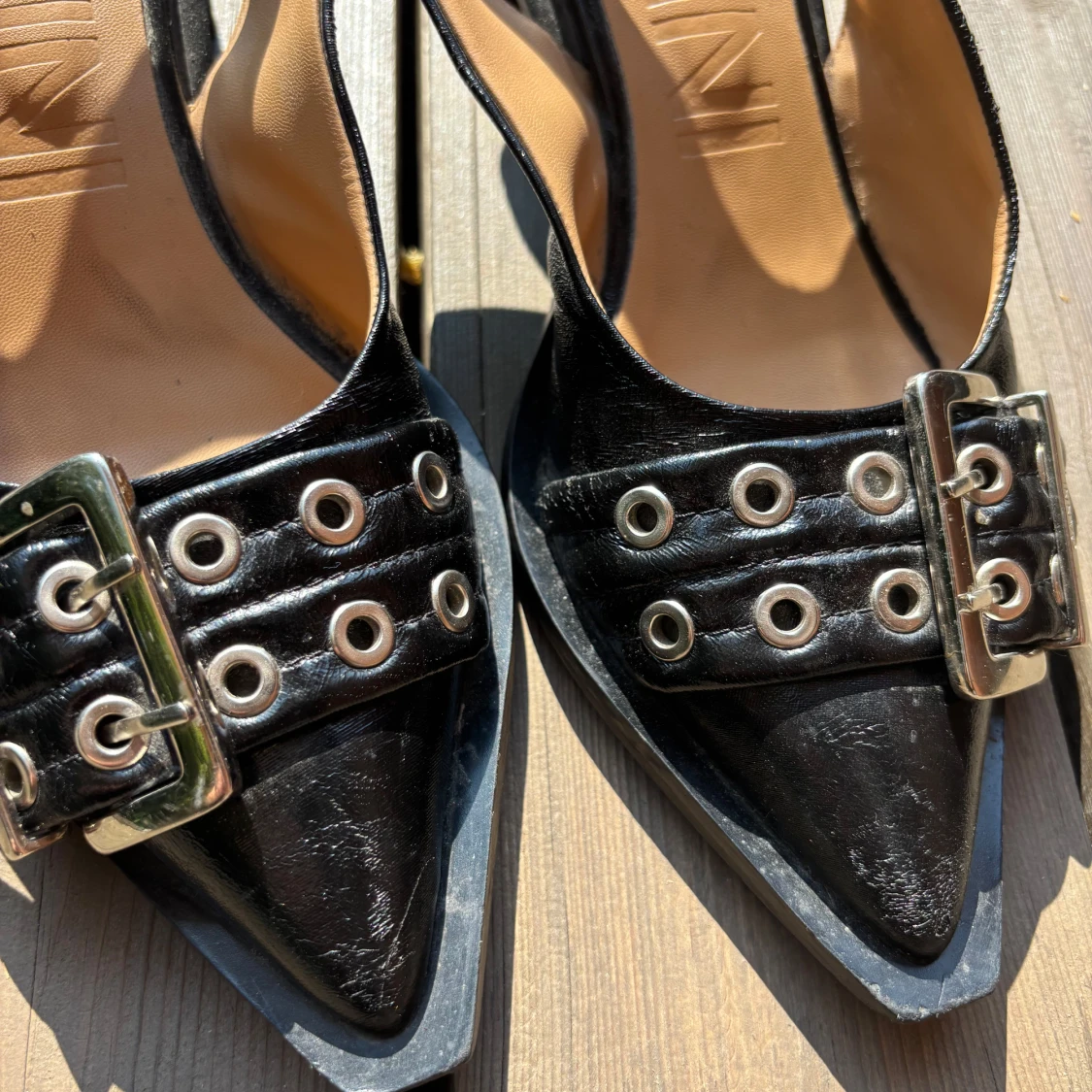 Svarta pumps med spänne från GANNI - 1