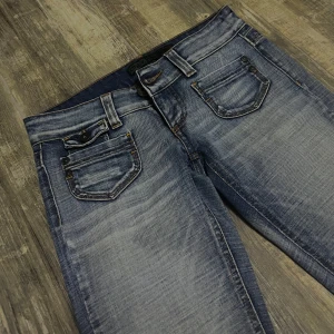 Blå bootcut jeans från Only -  Blåa lågmidjade bootcut jeans från Only som jag tyvärr säljer pga att de är för småa för mig. De är i storlek W26, L32.  Har aldrig använt dem och de är i mycket bra skick! Innerbenslängd: 78 cm och midjemått: 73 cm 💗
