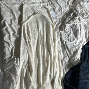 Lång cremevit kjol - Jättefin lågmidjad maxikjol i creme vit. Aldrig använd med en cool detalj upptill