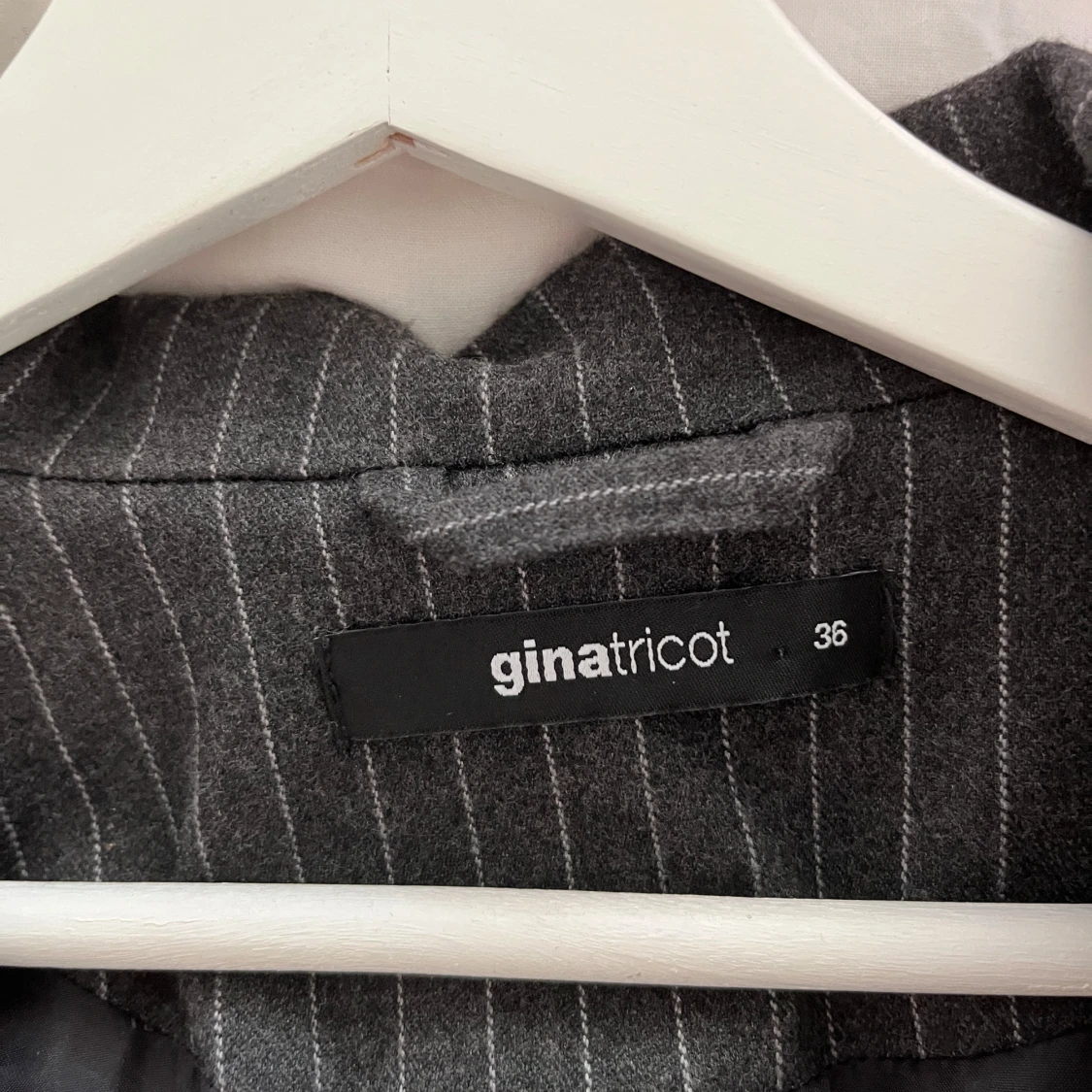 Grå randig kavaj från Gina Tricot - 1