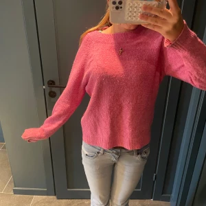 Rosa stickad tröja med rund hals - Mysig rosa stickad tröja från VERO MODA. Storlek XS💕🌸kan förmodligen sänka pris vid förhandling🫶🏼