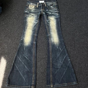 Lowrise Flare Jeans - Supercoola lågmidjade jeans i bra skick! De har en liiten fläck på låret men är annars felfria😇💓 Tyvärr för små för mig! Men måtten är 37cm rakt över midjan, 18,5cm grenhöjd och 84cm innerben💓