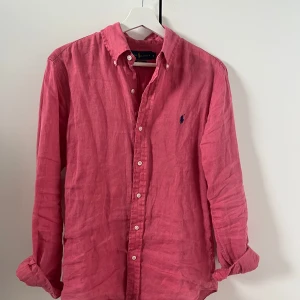 Ralph Lauren linneskjorta  - Ralph Lauren linneskjorta storlek S.                             Skick 7/10 fint skick.                                                        Priset går såklart att diskutera!                                      Bundle med fler linneskjortor?                                      Vid fler funderingar tveka inte på att slå en signal!       /VS