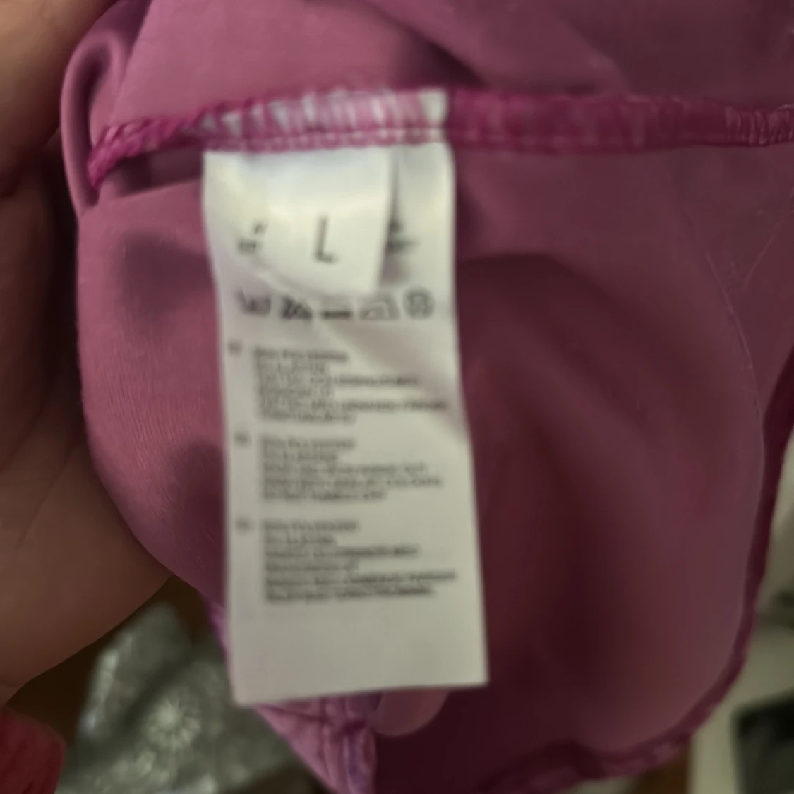 Rosa sammetsklänning från NLY Trend - 3