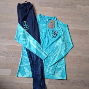 Brasilien tracksuit från Nike - Säljer ett Brasilien träningsset från Nike i storleken S. Den är helt ny och är perfekt för träning. Kläderna är super bekväma och bara testade. Meddela gärna om du är intresserad.
