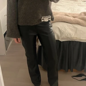Skinnbyxor från bik bok  - Svarta skinnbyxor från bik bok, säljer då dom inte sitter bra på mig. Storlek 36 och jag är 175, dom är stretchiga💕jätte sköna och perfekta till vintern!