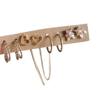 4st guld örhängen - Köppta på semester, de till vänster är från ur&penn. Jag skickar med en freebie i alla beställningar☀️