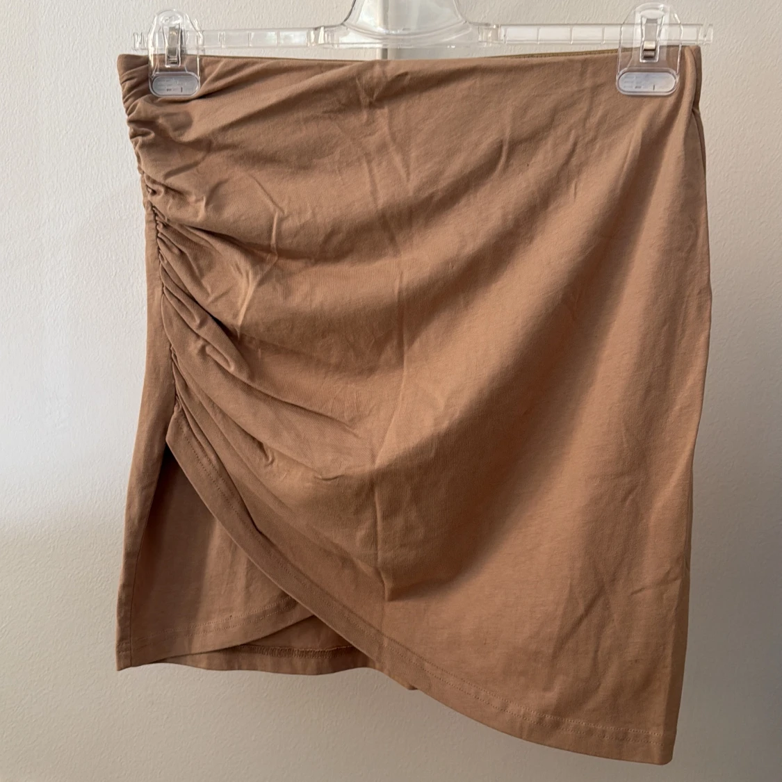 Beige omlottkjol med rynkade detaljer - 1