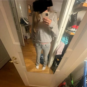 Ljusgrå bootcut jeans - Säljer ett par supersnygga ljusgrå bootcut jeans med låg midja från Gina tricot. Med speciella fickor.