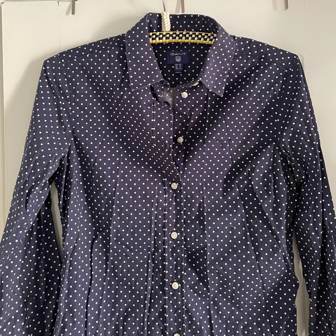 Mörkblå prickig skjorta från Gant - 1