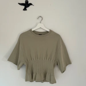 Pleted Tee Gina Tricot - Aldrig använd, endast testat den på en gång💞