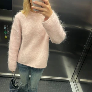 Ljusrosa fluffig stickad tröja - Super fin mohair tröja ifrån hm!💗