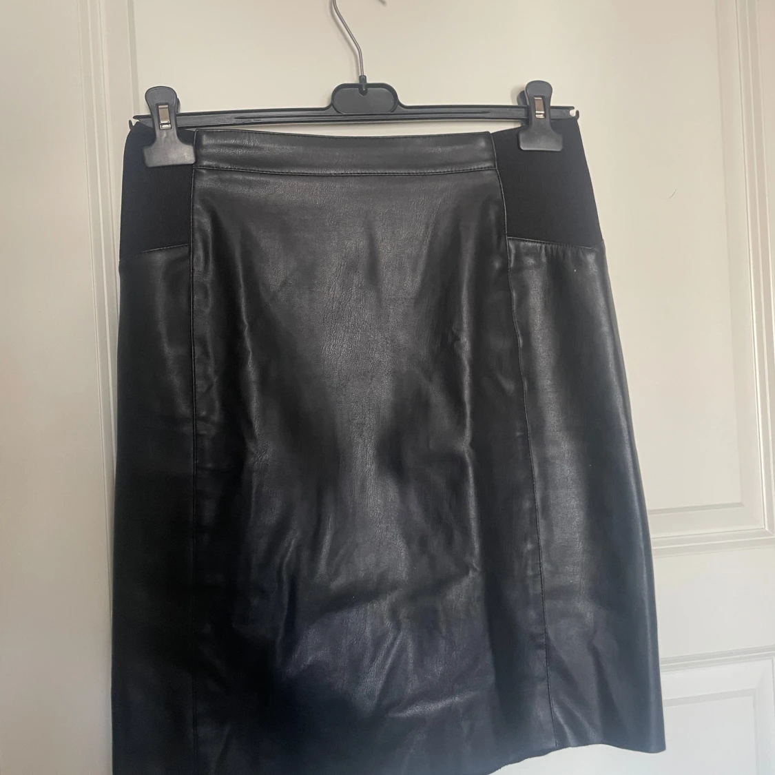 Fint klädpaket – kjol + toppar i neutrala toner 🖤🤍 - 2