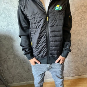 Arla jacka/väst - En oanvänd jacka sponsrad av Arla. Storlek M, går att ta bort ärmarna så jackan blir till en väst Pris ej hugget i sten vid snabb affär. hör av dig vid minsta fundering!