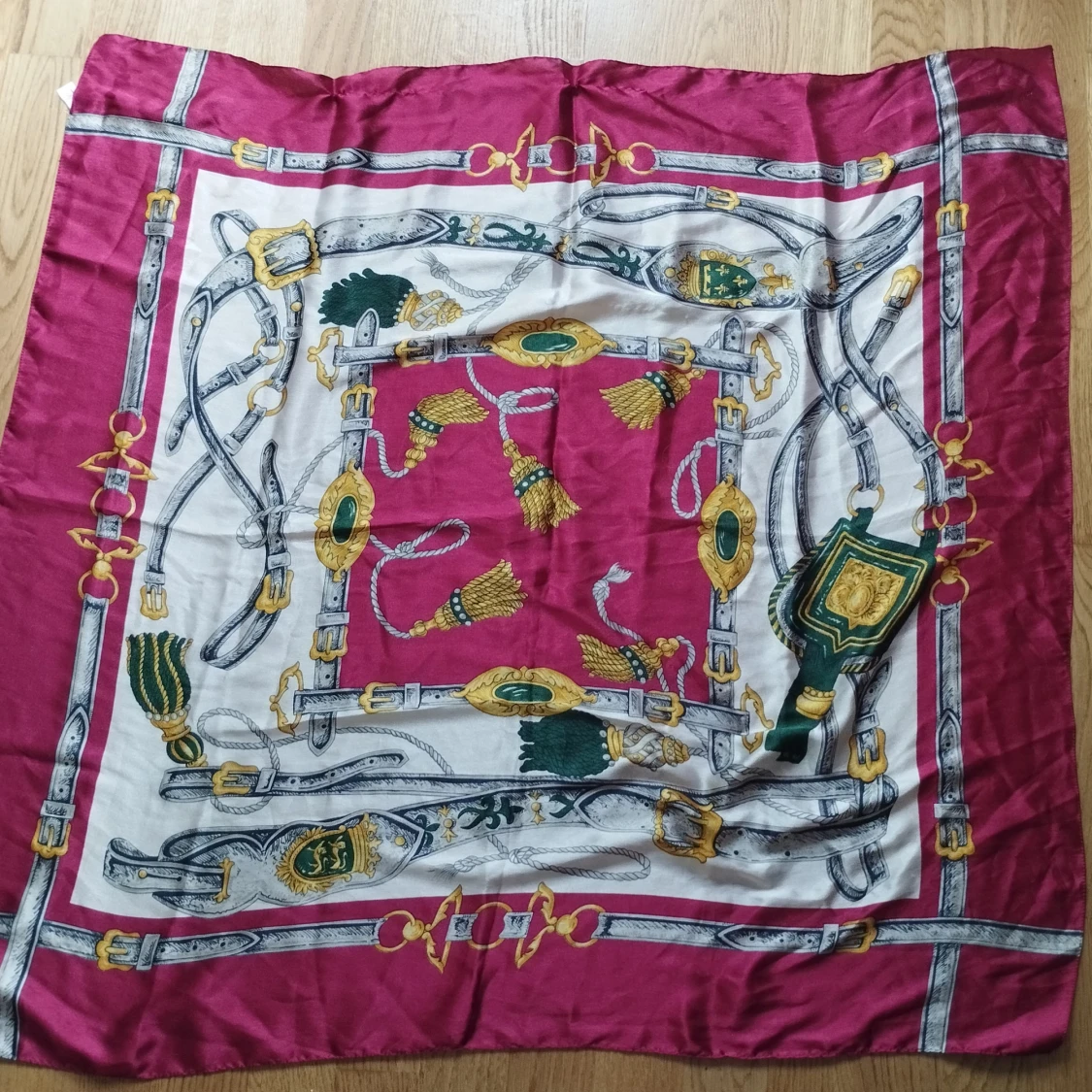 Silky scarf med ridinspirerat mönster